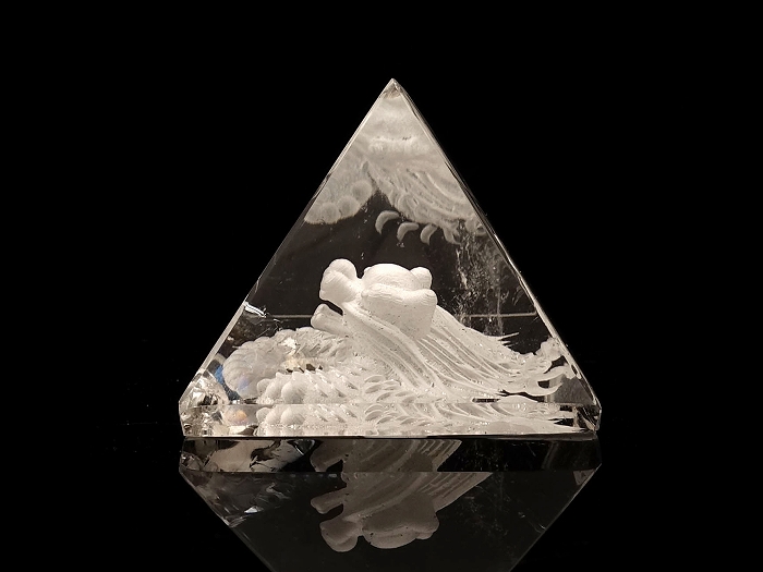 水晶ピラミッド　裏彫り龍　限定品