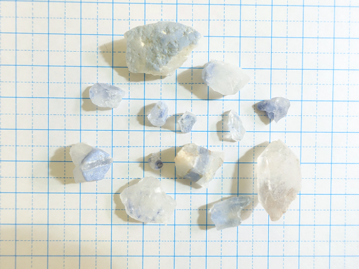 ［H-0012］デュモルチライトインクォーツ結晶　原石　バイーヤ州産