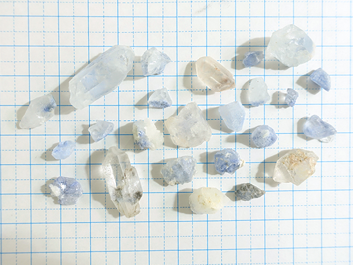 ［H-0018］デュモルチライトインクォーツ結晶　原石　バイーヤ州産