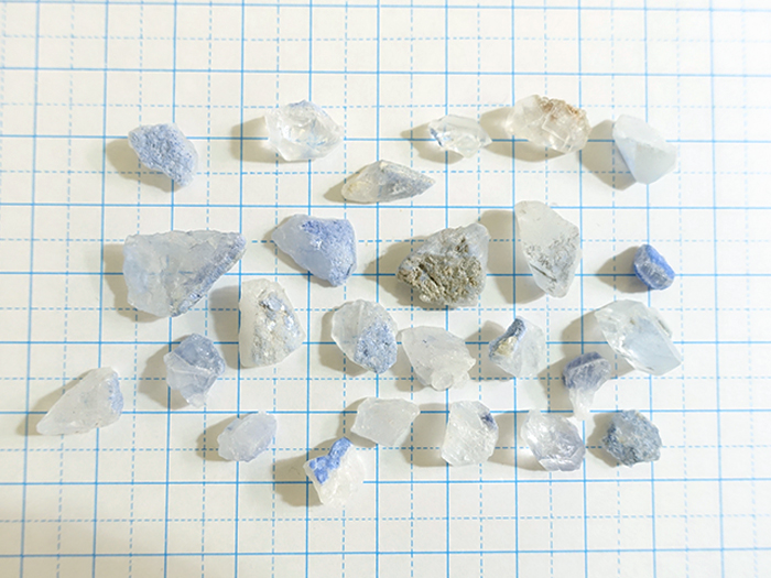［H-0021］デュモルチライトインクォーツ結晶　原石　バイーヤ州産