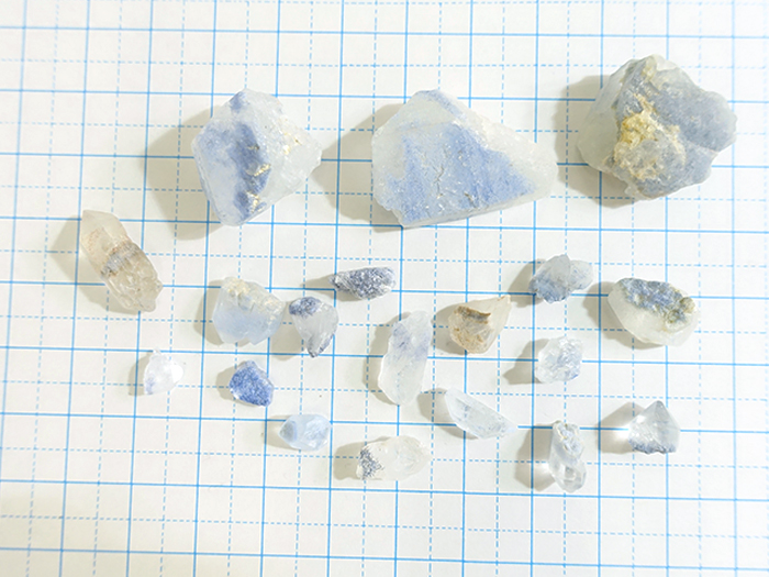 ［H-0023］デュモルチライトインクォーツ結晶　原石　バイーヤ州産